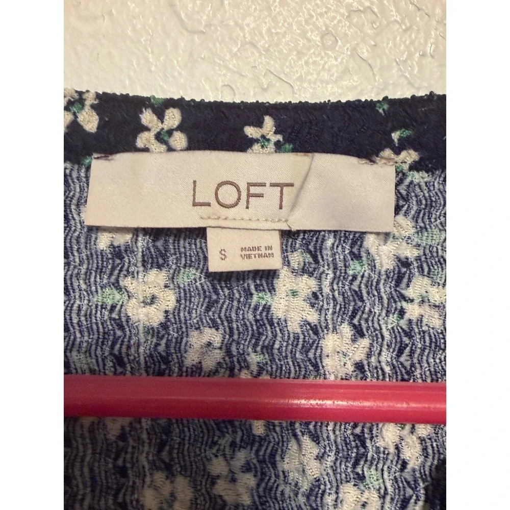 LOFT Ann Taylor Navy Blue Floral V-Neck Short Sleeve Textured Blouse Top Small